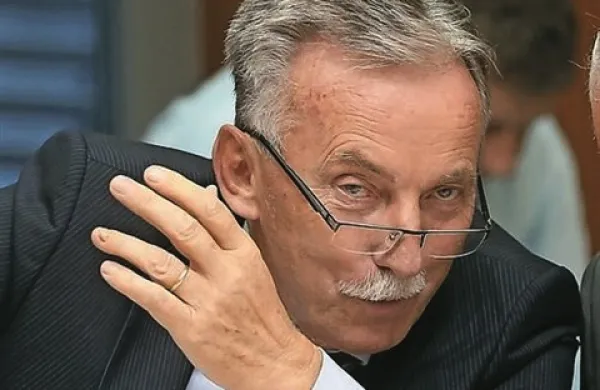 France Arhar je v komentarju navedb v hrvaškem tisku, da bo sodišče nadaljevalo postopek v primeru ene od tožb Privredne banke Zagreb proti LB, dejal, da gre za sprenevedanje Zagreba