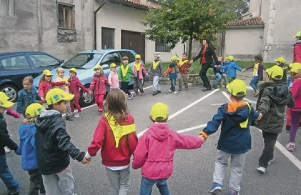 Najmlajši Lokavčani so pesem in ples ponesli tudi po vasi