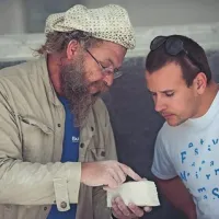 Damjan Švara (levo) v strokovni razpravi  z Dragoslavom Dragičevićem iz splitske kiparske šole