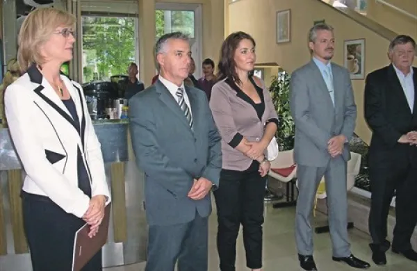 Ob odprtju  novih ambulant v ZD Postojna septembra lani se kopja med pivško občino in direktorico ZD (na fotografiji prva z leve) še niso lomila
