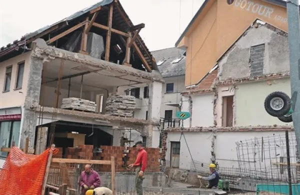  Težko si je zamisliti, da bi gradbišče  na trgu sredi Bovca   zapečateno  samevalo 