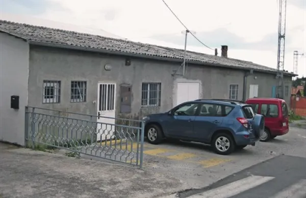 V občinskem provizoriju brez papirjev in z azbestno streho ima med drugim delavnico mizar, ki pa ne plačuje najemnine 