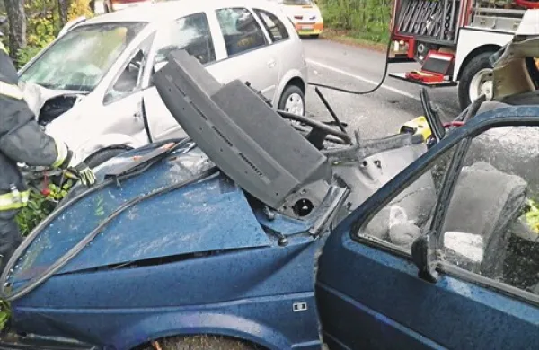 V razbitinah modrega golfa je včeraj med Lokvijo in Sežano umrl 72-letni Sežančan