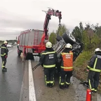 Na avtocesti pri Povirju je voznik terenskega vozila zapeljal z vozišča, vozilo je obstalo na strehi v jarku