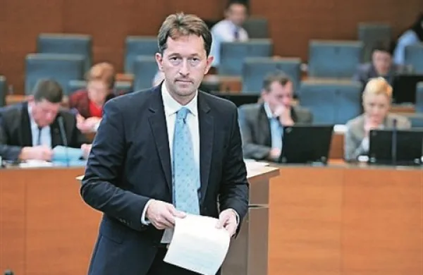 Vlada in sindikati javnega sektorja se še vedno pogajajo o poračunu plačnih nesorazmerij. Ali bodo dosegli dogovor, še ni jasno