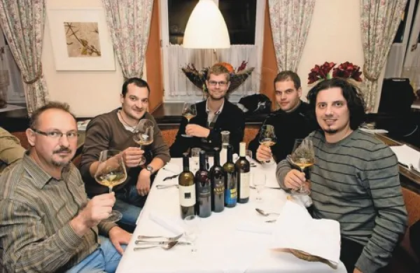 Bric v šopku mladih iz vipavskih kleti (z leve): Boris Kristančič (Brandulin), Martin Gruzovin (Guerila), Klemen Mlečnik, Tomaž Vodopivec (Slavček) in Miha Batič