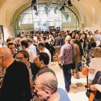 Gneča na Festivalu oranžnih vin v nekdanjih cesarskih konjušnicah