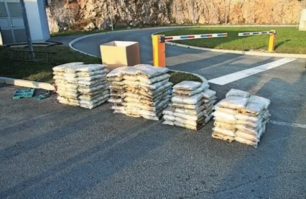 Policija je pred dnevi na mejnem prehodu Starod v tovornjaku albanskih registrskih tablic odkrila dobrih 463 kilogramov konoplje, ki bi na italijanskem trgu dosegla vrednost do 1,8 milijona evrov