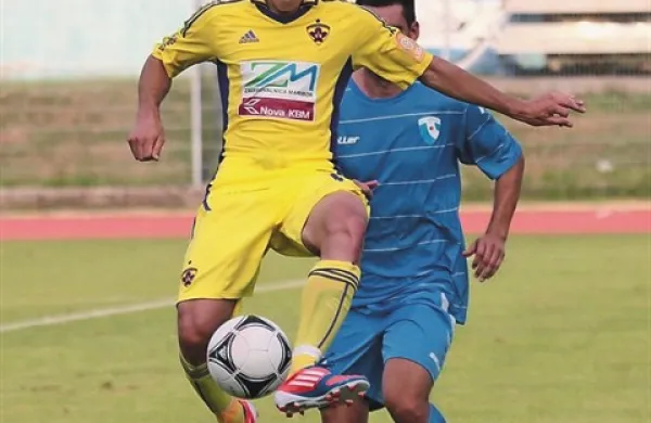 Etien Velikonja (v rumenem dresu) je na slovenskih igriščih igral za Maribor in za Hit Gorico