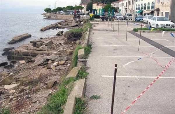  Del parkirišča  so ogradili s trakovi, saj grozi, da se bo zrušil v morje