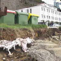 Ob obali ležijo ostanki betonskih stopnic, iz nasipa pa štrli v zemljo zakopana plastika