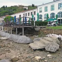Terasa lokala je zaprta, saj bi bilo posedanje na njej preveč nevarno, ker je morje spodkopalo temelje stebričkov 