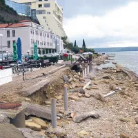Neurja so razmetala stebričke, na katerih je nekoč stala terasa bližnjega lokala