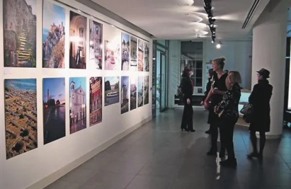 Pomorski muzej Sergej Mašera Piran predstavlja kulturne in naravne znamenitosti slovenske Istre, Pirana in solin na fotografski razstavi v Londonu