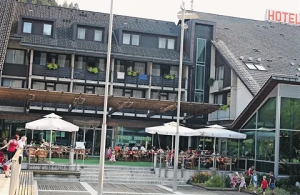 Letošnje poletje je Hotelu prineslo malenkost več gostov, a sedaj si želijo predvsem dobro zimsko sezono
