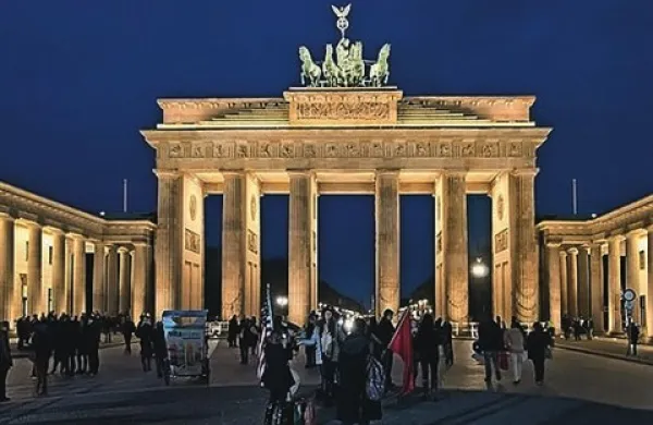 Velika Britanija je v prostorih veleposlaništva v Berlinu vzpostavila skrivno točko za prisluškovanje, poroča časnik The Independent