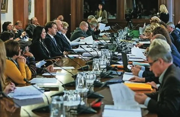 Odbor DZ za notranje zadeve, javno upravo in lokalno samoupravo obravnava zakon o odškodninski shemi za izbrisane. Na sejo so prišli tudi predstavniki izbrisanih, znova izrazili nestrinjanje z zakonskim predlogom in nato sejo protestno zapustili.