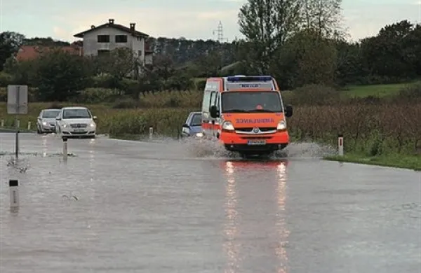 Reka Vipava je poplavljala