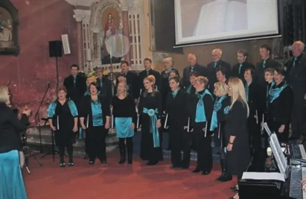   Nastop CeMPZ Zvon pred prezbiterijem župne cerkve sv. Petra
