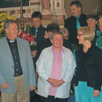 Nives Pirih (v sredini), bivši župnik Bogdan Berce in Damjana Kinkela, trije stebri v 30-letnem delovanju zbora Zvon