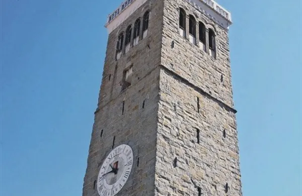  Ura v zvoniku zaradi napake mehanizma bije tudi ponoči 