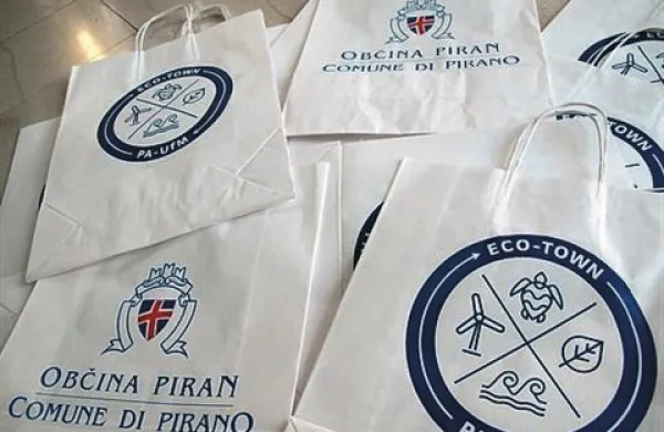 Piranska občina je pred kratkim prejela 5000 papirnatih vrečk, ki jih bodo prihodnji mesec razdelili občankam in občanom