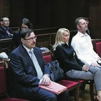 Soobtožena v zadevi sta sodni cenilec Rajko Srednik in direktorica koprske občinske uprave Sabina Mozetič, ki ju obtožnica bremeni pomoči pri kaznivem dejanju