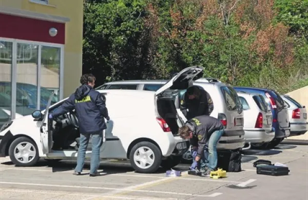 Twingo, s katerim so se pred ropom pripeljali iz Italije, so storilci pustili nedaleč stran