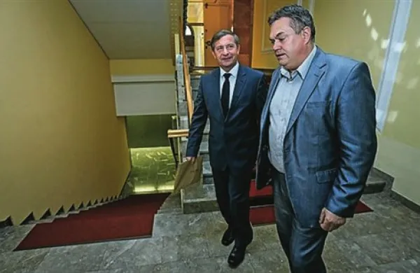 Zunanji minister Karl Erjavec (na fotografiji v ozdaju), ki se je udeležil seje, je po več kot štiriurni seji poudaril, da gre pri arbitražnem postopku za strokoven in pravni postopek in da je treba arbitre prepričati s strokovno argumentacijo