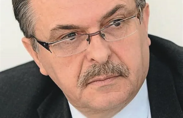 Skupina 26 poslank in poslancev SDS s prvopodpisanim Jožetom Tankom predlaga spremembo 80. člena ustave tako, da bi določal, da se poslance državnega zbora voli po dvokrožnem večinskem načelu