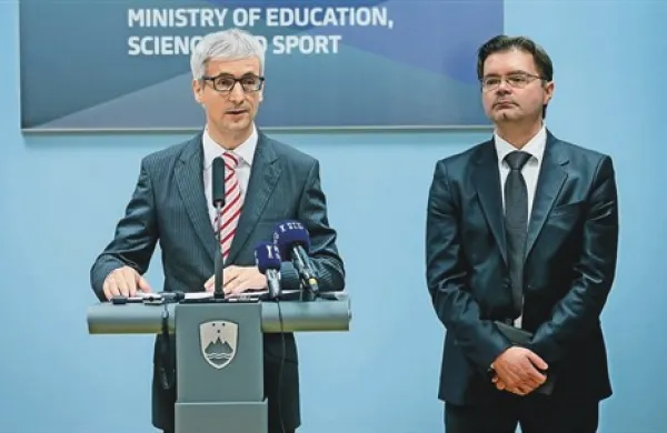Minister Jernej Pikalo (levo) in državni sekretar Mirko Pečarič napovedujeta tudi stabilnejše financiranje visokošolskih zavodov  