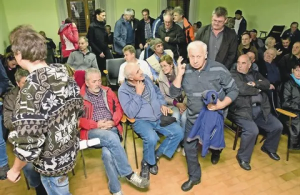 Srečanje na temo vetrnic v Senožeških brdih je  protestno zapustila polovica udeležencev, saj se niso strinjali, da bi jim organizatorji projekt predstavili ločeno, po temah