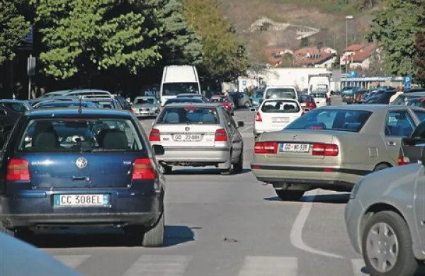 Če bi se večina namesto z avti po mestih vozila z bicikli in avtobusi, bi bila pljuča vseh hvaležna. Ne bi pa škodilo niti, če  bi se  manj ljudi doma ogrevalo z drvi. 