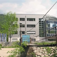 ... njihovi  tekmeci hidrijci na čelu z Edvardom Svetlikom pa  s 33 milijoni evrov premoženja.  