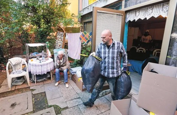 Marija Ivančič je le nemočno opazovala, kako so sodelavci sodnega izvršitelja iz stanovanja odnašali opremo in stvari  
