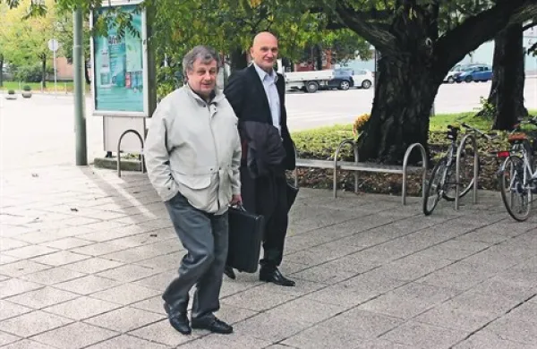 Jožef Janežič z odvetnikom Boštjanom Penkom skuša sodišče prepričati, da ni nikogar ogoljufal  
