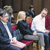  Borisa Popoviča (na fotografiji z Rajkom Srednikom in Sabino Mozetič) je tudi na včerajšnjem sojenju spremljala skupina podpornikov 