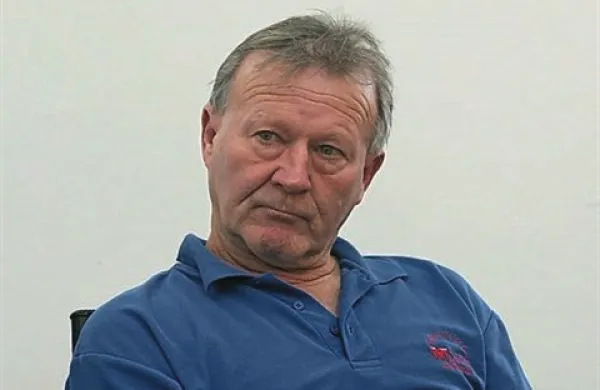 Hišico, ki so jo z zemlji poravnali danes, je Darku Kuzmiču   kot tedanjemu hišniku bližnjega mladinskega doma leta 1984 dodelila država