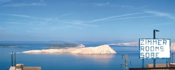 Zloglasni  Goli otok leži med turističnima Rabom in Krkom 