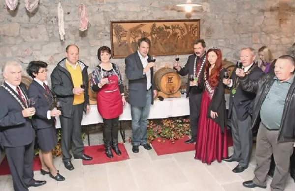Utrinek z lanskega martinovanja na Bunčetovi domačiji v Dutovljah, kjer so blagoslovili vino