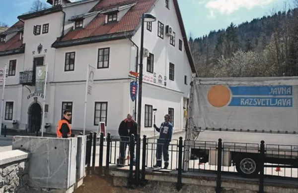 Javna razsvetljava Ljubljana, ki je obnovila obcestno razsvetljavo v Idriji, je zanjo dobila tudi koncesijo