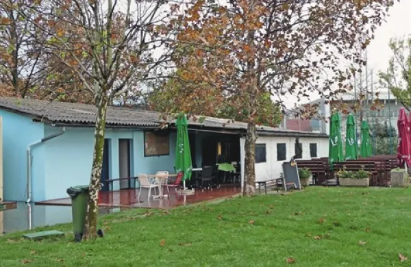 Lokal ob igriščih za tenis  na Bonifiki je precej dotrajan in prihodnosti tam ne bo dočakal