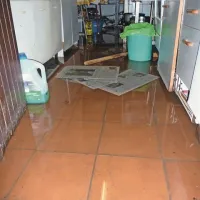 Kuhinja v lokalu je najmanj dvakrat letno ob obilnejših padavinah poplavljena zaradi vdora podtalnice 