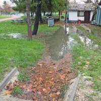 Zaradi obilnega deževja meteorni kanal za lokalom in začasnimi barakami tudi tokrat ni uspel “požreti” vse zastajajoče vode  