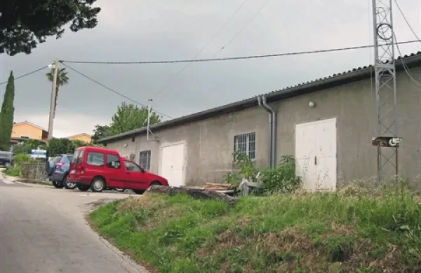 Provizorij na Belem križu je brez papirjev, občina pa prostor vseeno oddaja mizarju