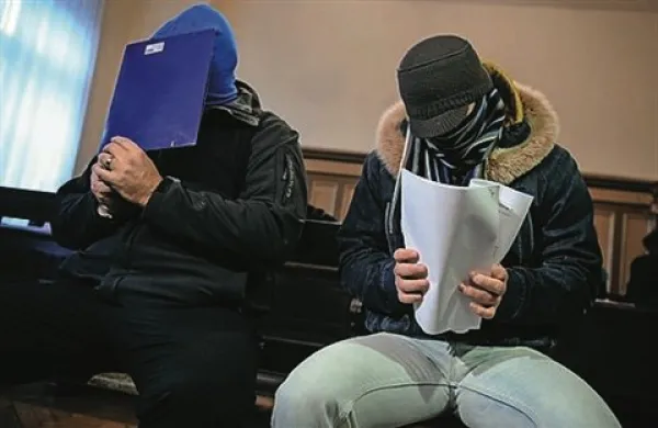 Osem let po ropu banke SKB se je na Okrožnem sodišču v Ljubljani začelo sojenje zoper dva obtožena, Saša Noseta in Dejana Vidmarja