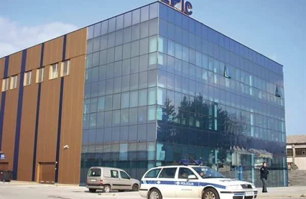 Kriminalisti so včeraj iz Epica odnesli obsežno dokumentacijo ter pridržali  Edvarda Progarja in Lori Posega