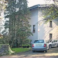 Eno izmed hišnih preiskav so kriminalisti opravili v Pivki na sedežu  podjetja, ki je v lasti Lori Posega 