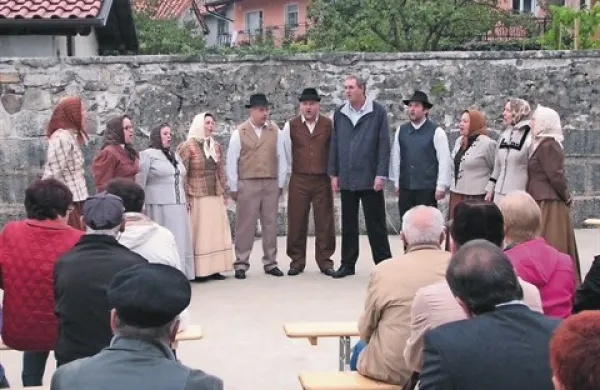 Prijeten jesenski večer s pesmijo v sežanskem kalu
