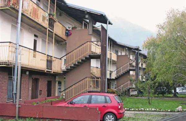 V tri nekdanja stanovanja ministrstva za obrambo, sedaj pa občinska neprofitna v Vipavi, se bodo kmalu vselili novi najemniki 